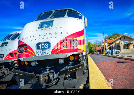 La nuova rampa di Messico runner treno Express è parcheggiato presso la Santa Fe stazione Railyard in attesa alla successiva il tragitto da Albuquerque Foto Stock