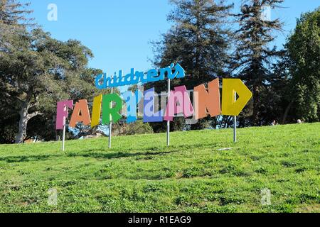 Segno per bambini Fairyland Amusement Park e affacciato sul Lago Merritt a Oakland, in California, Stati Uniti d'America. Foto Stock