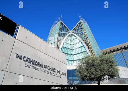 Chiudere fino alla Cattedrale di Cristo alla luce, diocesi cattolica, in una giornata limpida, di fronte al Lago Merritt di Oakland, California, Stati Uniti d'America. Foto Stock