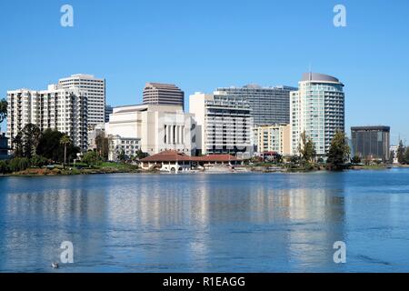 Vista del Lago Merritt con che circonda gli edifici per uffici a Oakland, in California, Stati Uniti d'America. Foto Stock