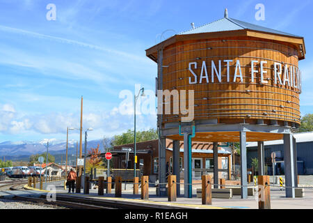 Il legno di Santa Fe Railyard serbatoio acqua accanto ai binari della ferrovia è un punto di riferimento nel quartiere delle arti a Santa Fe, NM Foto Stock
