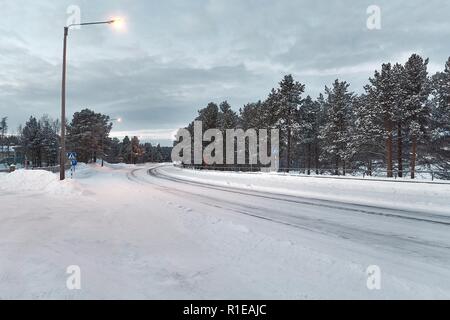 Nevoso inverno road Foto Stock