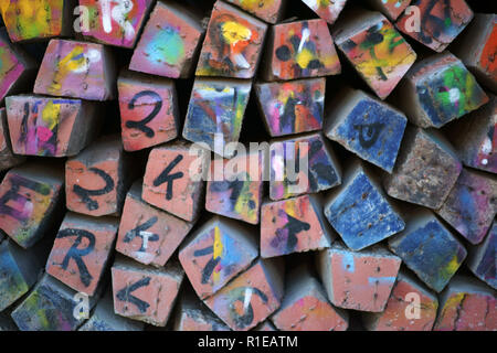 Un mucchio di versata e calcestruzzo frantumato macerie con colorate le estremità. Foto Stock