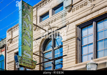 Il Naman's department store segno è raffigurato su Dauphin Street, nov. 3, 2018 in Mobile, Alabama. L'abbigliamento uomo store ha aperto più di 80 anni un Foto Stock