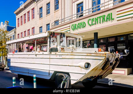 Una barca di anatra, azionato dalla Gulf Coast anatre, porta i turisti verso il basso Dauphin Street, nov. 3, 2018 in Mobile, Alabama. Foto Stock