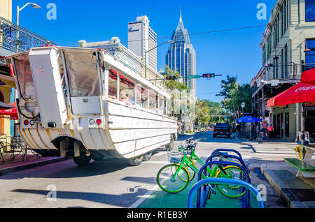 Una barca di anatra, azionato dalla Gulf Coast anatre, porta i turisti verso il basso Dauphin Street, nov. 3, 2018 in Mobile, Alabama. Foto Stock