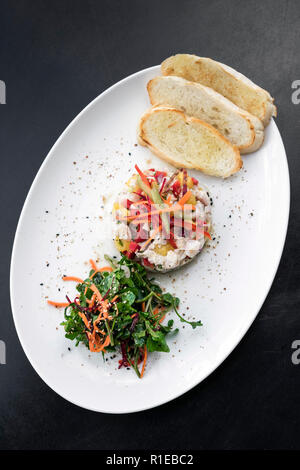 Materie spigola marinata pesce ceviche insalate gourmet moderna cucina fusion starter set in Melbourne Australia ristorante Foto Stock