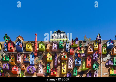 Birdbox colorato artwork in Lithgow, Australia ma Ludwina Roebuck utilizzando materiali riciclati Foto Stock