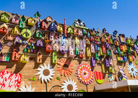 Birdbox colorato artwork in Lithgow, Australia ma Ludwina Roebuck utilizzando materiali riciclati Foto Stock