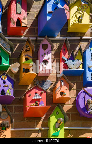 Birdbox colorato artwork in Lithgow, Australia ma Ludwina Roebuck utilizzando materiali riciclati Foto Stock