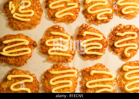 Appena sfornato pizzo fiocchi d'avena i biscotti con la crema di burro alla vaniglia glassa. Foto Stock