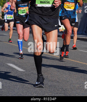 Valencia, Spagna - 28 ottobre 2018. Molte persone corrono nella maratona. Maratona in esecuzione, gambe di persone sulla strada della città Foto Stock