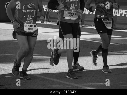 Valencia, Spagna - 28 ottobre 2018. Molte persone corrono nella maratona. Maratona in esecuzione, gambe di persone sulla strada della città Foto Stock