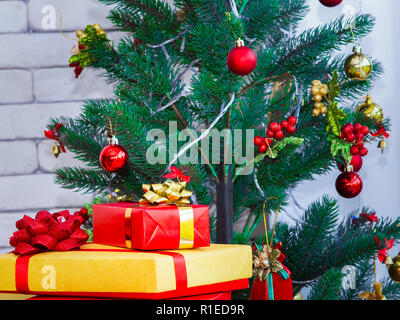 Scena di natale con albero di regali e doni colorati box. Foto Stock