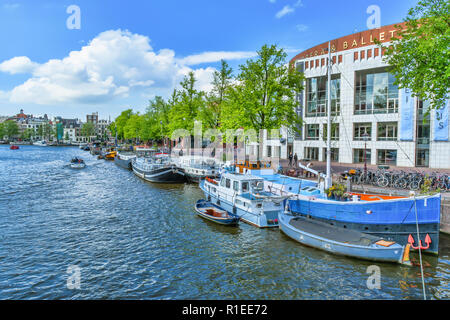 AMSTERDAM - 28 Maggio 2015: Nationale opera e balletto edificio (Stopera) in Amsterdam, Paesi Bassi. La Stopera è situato nel centro di Amsterdam. Foto Stock