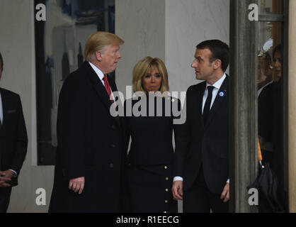 Novembre 10, 2018 - Parigi, Francia: il presidente statunitense Donald Trump e la first lady Melania posano con il presidente francese Emmanuel Macron e da sua moglie Brigitte Macron dopo pranzo presso il Elysee Palace. Les presidenti francais et americain, Emmanuel Macron et Donald Trump, quittent le Palais de l'Elysee avec leurs epouses rispettivi, Brigitte Macron et Melania Trump, apres le dejeuner. *** La Francia / NESSUNA VENDITA A MEDIA FRANCESI *** Foto Stock