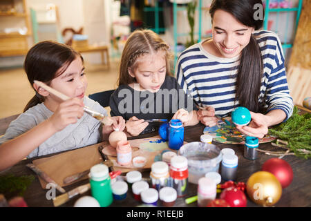 Due ragazze rendendo ornamenti fatti a mano Foto Stock
