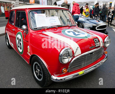 Tre quarti di vista frontale di Ron Maydons, 1965 Austin Mini Cooper S sul display a Regents Street Motor Show 2018 Foto Stock