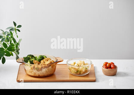 Pranzo riso condito con stir-fritto di pollo e broccoli, caffè durante il giorno Foto Stock