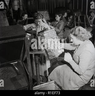 Degli anni Cinquanta, storico dei lavoratori di sesso femminile di indossare tute di lavorare sul piano della fabbrica al sempre pronto in fabbrica della batteria, Foresta Rd, Londra, Inghilterra, Regno Unito. Foto Stock