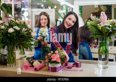 Donne che fanno le composizioni di fiori Foto Stock