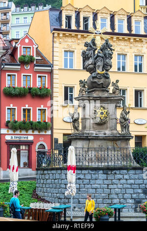 Karlovy Vary, Repubblica Ceca. Agosto 18, 2015: Colonna della Peste a Karlovy Vary in estate. Foto Stock