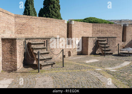 Vecchie scale di mattoni nella torre del castello di Sant'Angelo a Roma. L'attrazione della città in Italia. Foto Stock