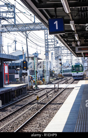 Fushimi-Inari stazione è una stazione ferroviaria si trova a Fushimi-ku presso i turisti in visita a venire giù il Fushimi Inari Shrine, Kyoto, Giappone. Foto Stock