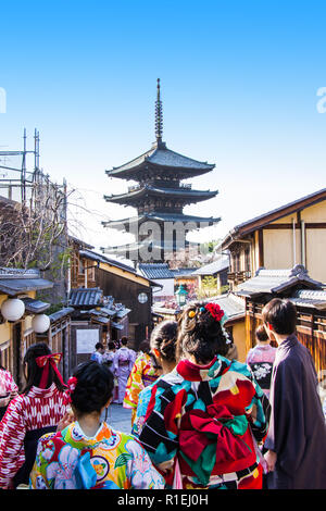 Yasaka pagoda è una pagoda a cinque piani. Questo è l'ultimo resto del Tempio Hokanji sulla tradizionale strada nel vecchio villaggio, Kyoto, Giappone. Foto Stock