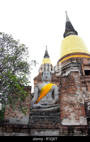 Pagoda e statue di Buddha di Wat Yai Chaimongkol famosi e popolari destinazioni turistiche Ayutthaya, Thailandia. Foto Stock