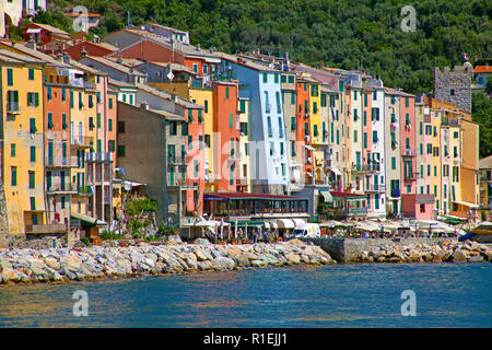 Coloratissima fila di case presso il porto di Portovenere, provincia di La Spezia e la Riviera di Levante, Liguria, Italia Foto Stock