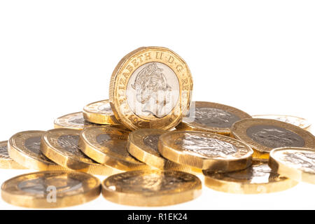 Regno Unito British Pound monete su sfondo bianco Foto Stock