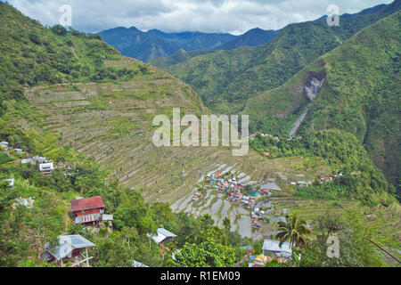 Batad è un remoto villaggio di circa 1500 persone nella provincia di Ifugao. Ha detto di essere a casa per il migliore e il più ben conservato terrazze di riso Foto Stock