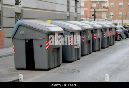 Murcia, Spagna - 4 Agosto 2018: Grandi quantità di rifiuti urbani o cassonetti su una città spagnola Street Foto Stock