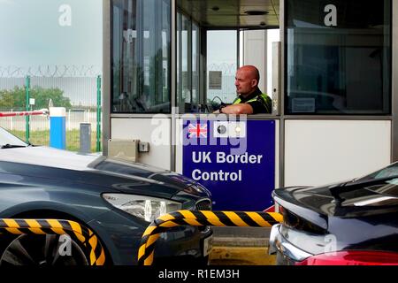 Calais, Francia - 12 agosto 2018: Membro della UK Border forza il controllo di polizia di automobili come il loro approccio l'Eurotunnel Terminal Foto Stock