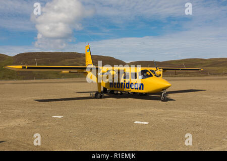 Un piccolo velivolo sul Fair Isle pista di atterraggio per aerei Foto Stock