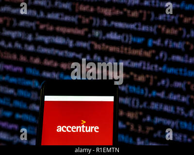 Accenture, management consulting company logo che si vede visualizzato sul telefono intelligente. Accenture è una gestione globale di servizi professionali e di consulenza ditta che fornisce la strategia, consulting, digitale, tecnologia e operazioni di servizi. Una tra le aziende Fortune Global 500, Foto Stock