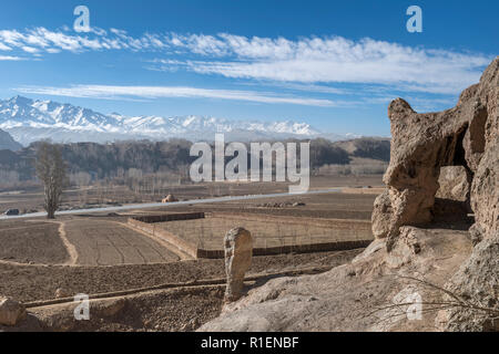 Vista di Bamyan Valley in inverno con Snow-Capped montagne sullo sfondo, nella provincia di Mazar-i-Sharif, Afghanistan Foto Stock