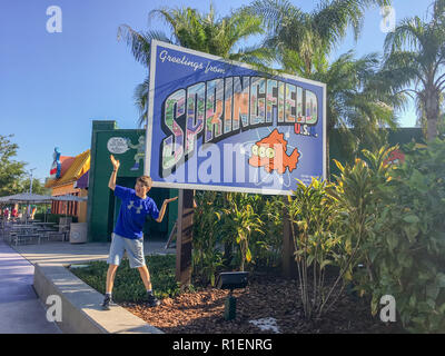 Aprile 25, 2018 - Orlando, Florida: ragazzo di dodici anni accanto a 'SPRINGFIELD' segno da The Simpsons presso gli Universal Studios. Foto Stock