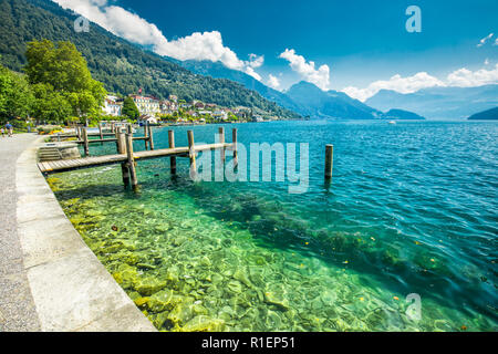 WEGGIS, Svizzera - 20 agosto 2018 - Villaggio Weggis, il lago di Lucerna (Vierwaldstatersee), Rigi e alpi svizzere in background nei pressi di famosi L Foto Stock