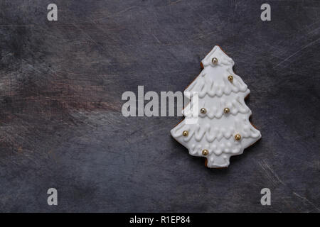 Gingerbread cookies albero su sfondo scuro, copyspace Foto Stock