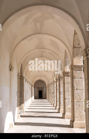 Vista di archi nel chiostro presso la Certosa di San Giacomo, noto anche come la Certosa di San Giacomo o il monastero certosino, Capri, Italia Foto Stock