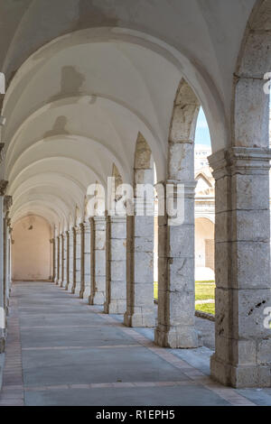 Vista di archi nel chiostro presso la Certosa di San Giacomo, noto anche come la Certosa di San Giacomo o il monastero certosino, Capri, Italia Foto Stock