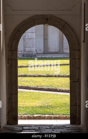 Vista attraverso arch nel chiostro presso la Certosa di San Giacomo, noto anche come la Certosa di San Giacomo o il monastero certosino, Capri, Italia Foto Stock