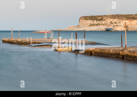 Rotto vecchio ponte di cemento in malta. Area Marsacala durante l'estate. lunga esposizione shot. durante il tramonto ora. Foto Stock