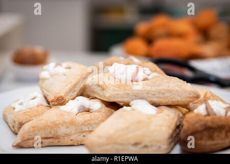 Finger food pronto su un piatto per party o eventi Foto Stock