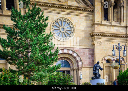 Una vista ravvicinata della Chiesa madre dell arcidiocesi di Santa Fe, con una statua di San Francesco nel centro di Santa Fe, NM, la Basilica Cattedrale di San Foto Stock