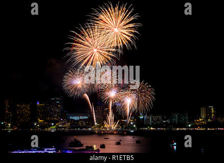 Fuochi d'artificio esplorato oltre il paesaggio urbano di notte nel porto di mare a Pattaya.vacanza festosa celebrazione sfondo Foto Stock