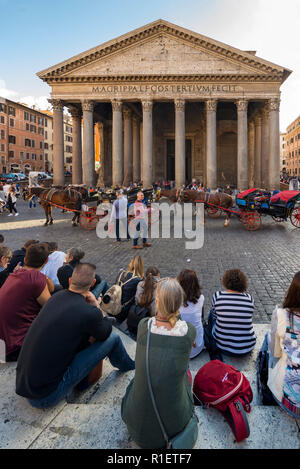 Roma, Italia - 26 ottobre 2018: Pantheon, iconico tempio costruito circa 118 a 125 D.C. con una cupola e rinascimentale tombe, compresi di Raffaello. Foto Stock