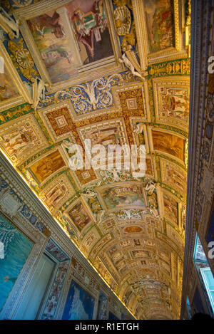 Roma, Italia - 25 ottobre 2018: interni e dettagli architettonici del Museo del Vaticano. Dipinti sulle pareti e il soffitto della galleria di M Foto Stock